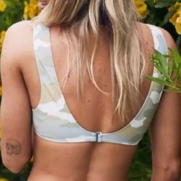 Aerie wide strap scoop plunge camo bikini top size large - Picture 2 of 5